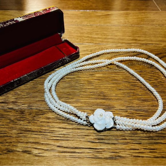 Elegant White Pearl Necklace with Floral Accent - Picture 2 of 5